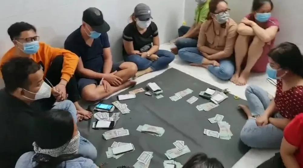 Công an TPHCM phá sòng bạc giữa mùa dịch Covid-19, thu giữ hơn 1 tỷ đồng  ảnh 2