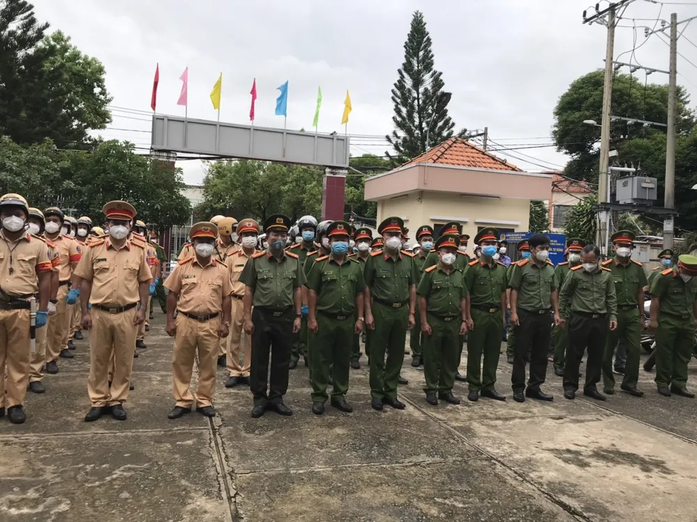 Công an TPHCM đồng loạt ra quân tuần tra, kiểm soát lưu động trong trạng thái “bình thường mới“ ảnh 8