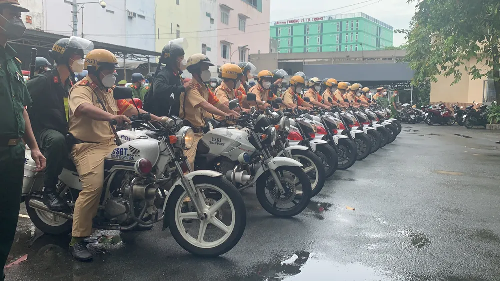 Công an TPHCM đồng loạt ra quân tuần tra, kiểm soát lưu động trong trạng thái “bình thường mới“ ảnh 4