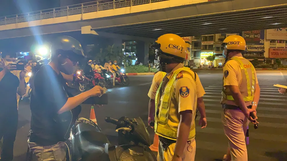 Xe taxi chở bệnh nhân nghi vượt đèn đỏ, va chạm với xe tải, 3 người bị thương ảnh 3