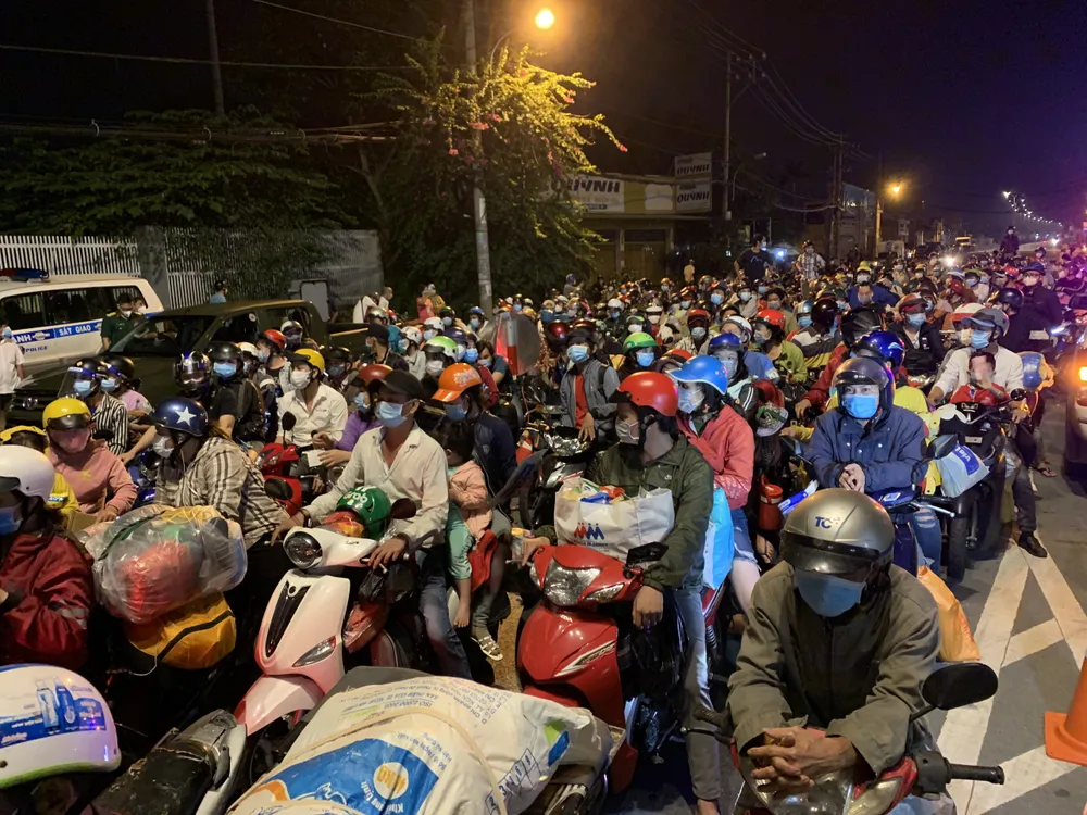 TPHCM: Hàng ngàn người về quê bằng xe máy ùn ứ ở cửa ngõ về miền Tây ảnh 1