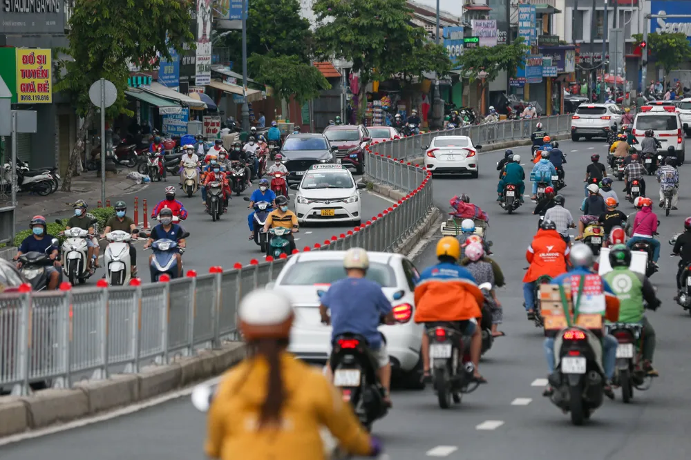 Giao thông nhộn nhịp trong ngày đầu nới lỏng giãn cách ở TPHCM ảnh 6