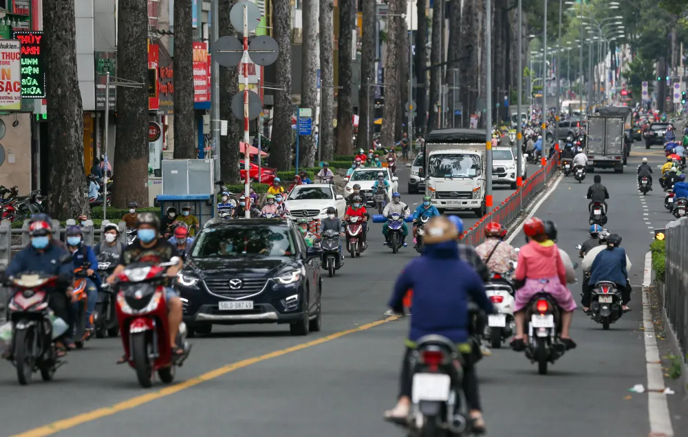 Giao thông nhộn nhịp trong ngày đầu nới lỏng giãn cách ở TPHCM ảnh 8