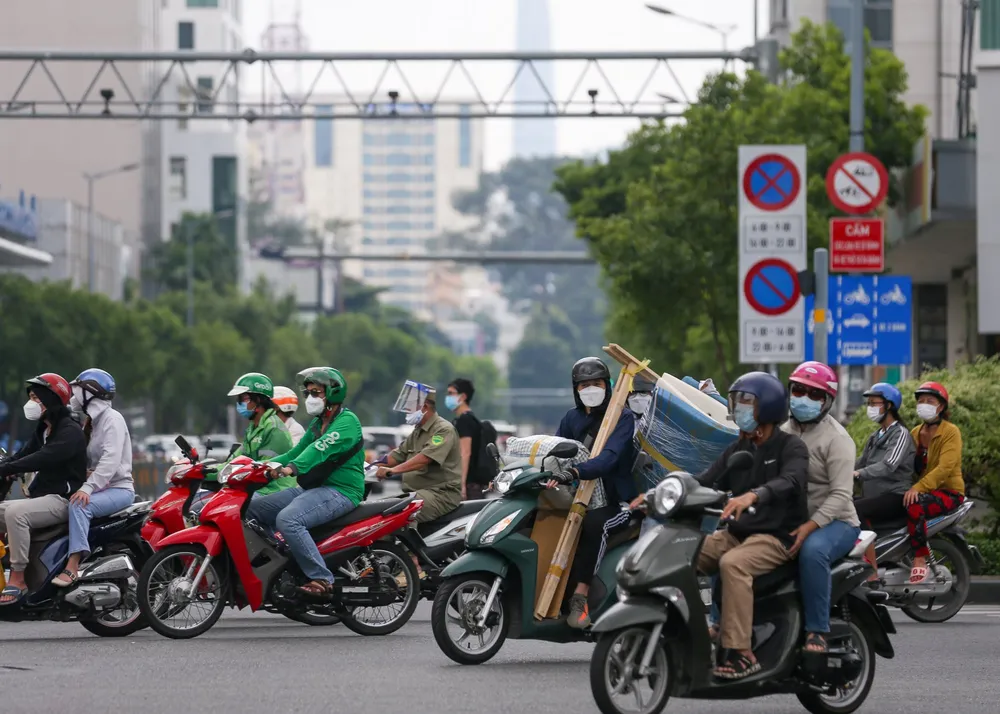 Giao thông nhộn nhịp trong ngày đầu nới lỏng giãn cách ở TPHCM ảnh 3