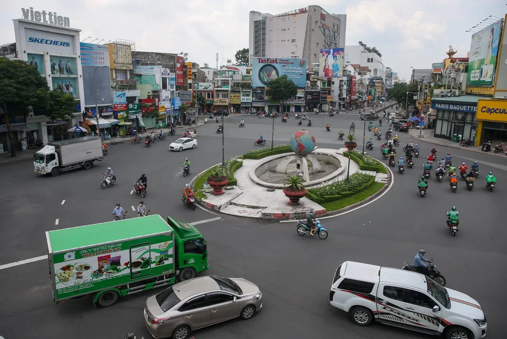 Giao thông nhộn nhịp trong ngày đầu nới lỏng giãn cách ở TPHCM ảnh 7