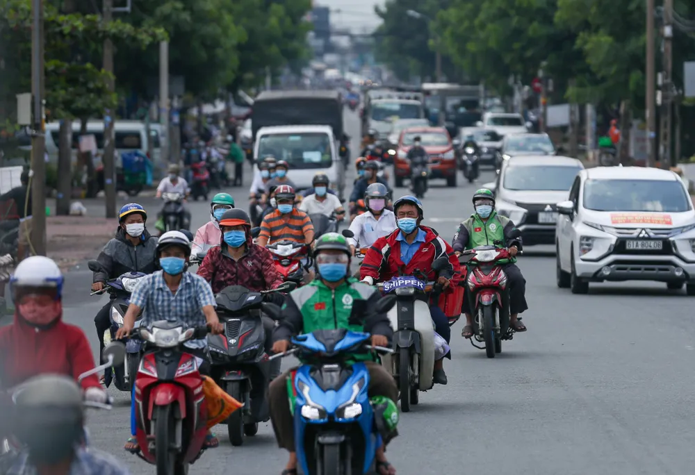 Giao thông nhộn nhịp trong ngày đầu nới lỏng giãn cách ở TPHCM ảnh 5