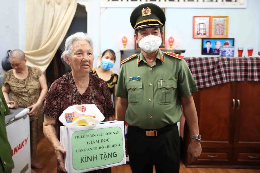 Giám đốc Công an TPHCM thăm, chúc thọ người cao tuổi ở quận 12 ảnh 3