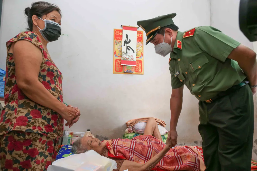 Giám đốc Công an TPHCM thăm, chúc thọ người cao tuổi ở quận 12 ảnh 2