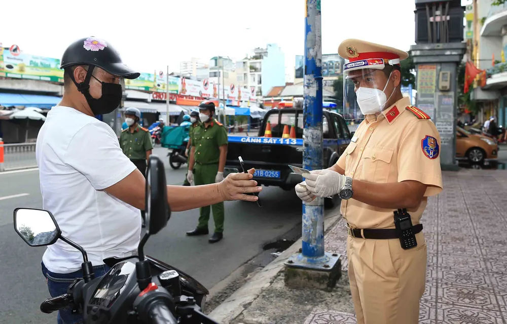 Phần lớn người dân ra đường chấp hành nghiêm quy tắc 5K ảnh 2