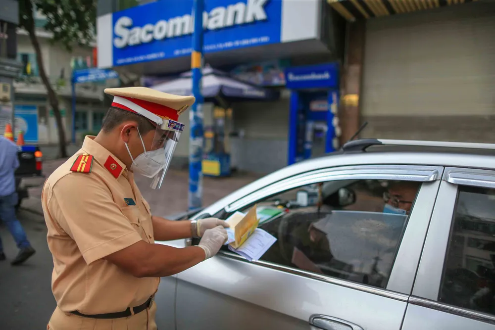 Phần lớn người dân ra đường chấp hành nghiêm quy tắc 5K ảnh 3