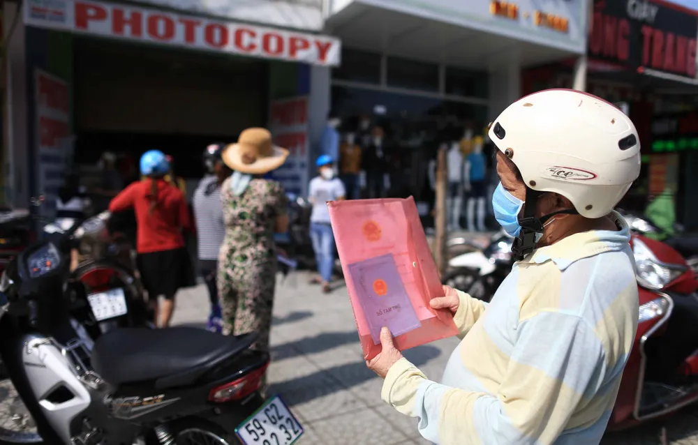 Giao thông nhộn nhịp trong ngày đầu nới lỏng giãn cách ở TPHCM ảnh 10