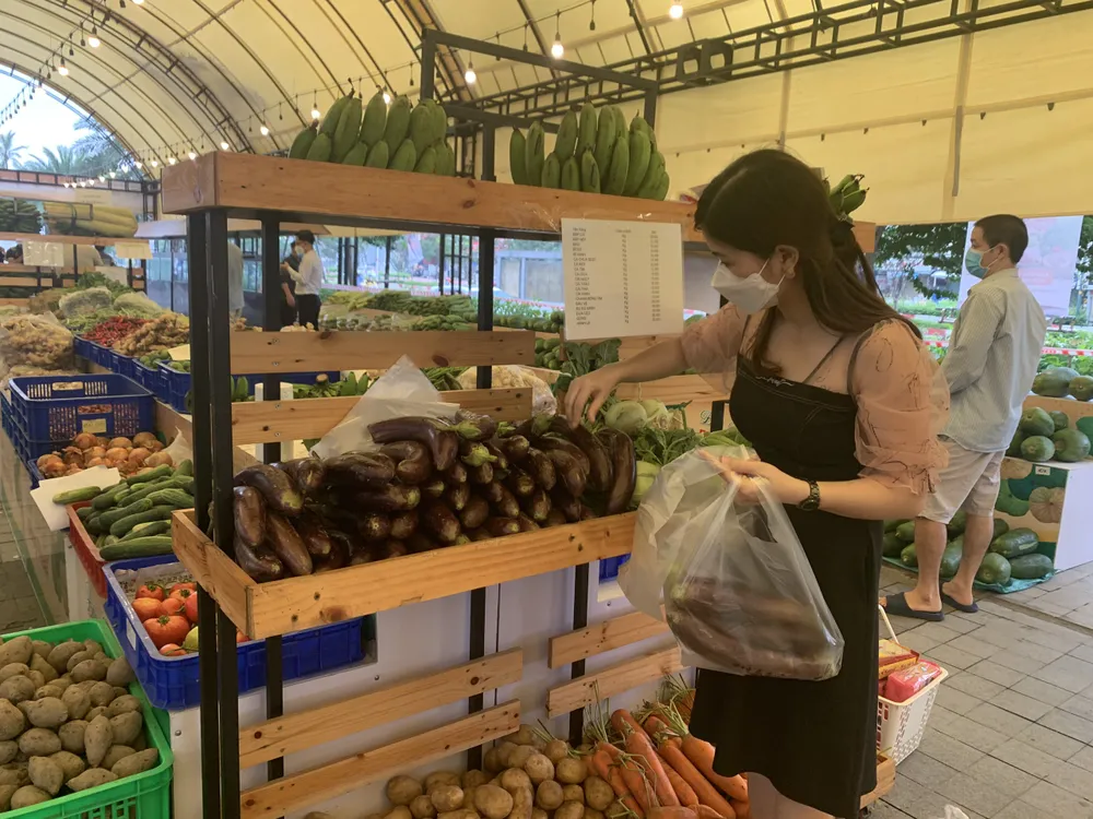Mở khu bán thực phẩm, nhu yếu phẩm phục vụ người dân ở TPHCM tại Giga Market ảnh 6