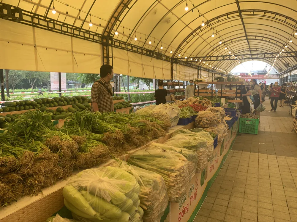 Mở khu bán thực phẩm, nhu yếu phẩm phục vụ người dân ở TPHCM tại Giga Market ảnh 1