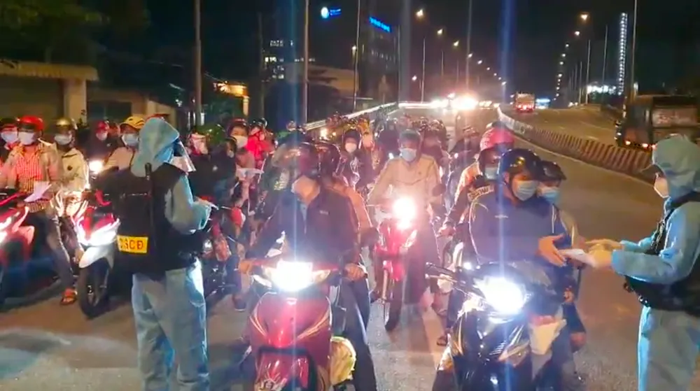 Người dân tiếp tục chạy xe máy xuyên đêm về quê   ảnh 4