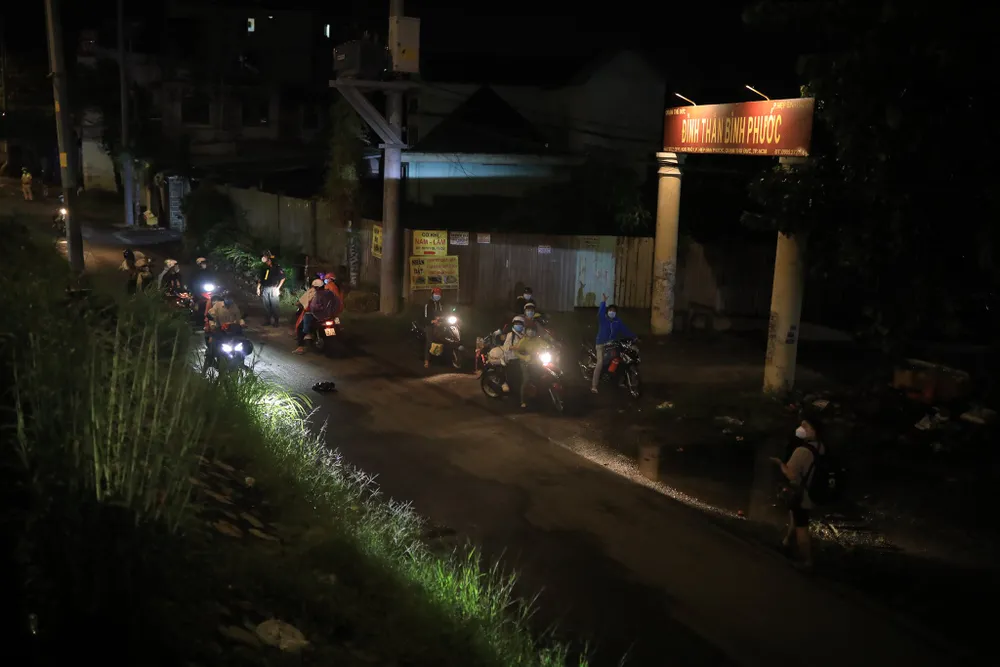 Hàng ngàn người dân miền Tây đi xe máy từ tỉnh Bình Dương qua TPHCM để về quê ảnh 15