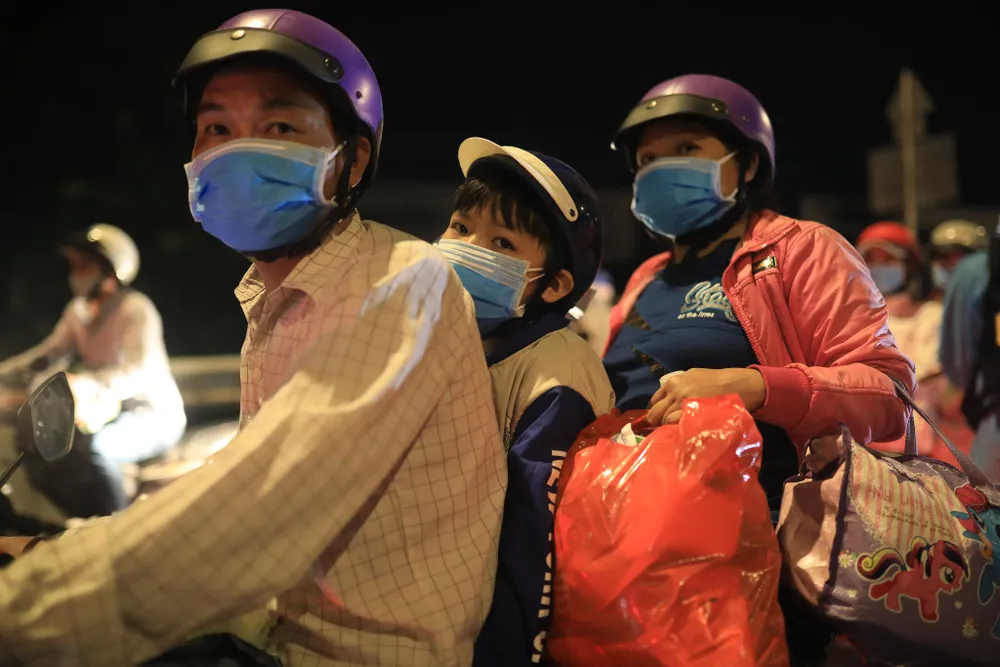 Hàng ngàn người dân miền Tây đi xe máy từ tỉnh Bình Dương qua TPHCM để về quê ảnh 2