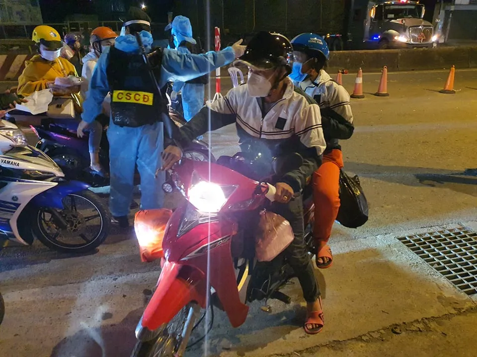 Người dân tiếp tục chạy xe máy xuyên đêm về quê   ảnh 3