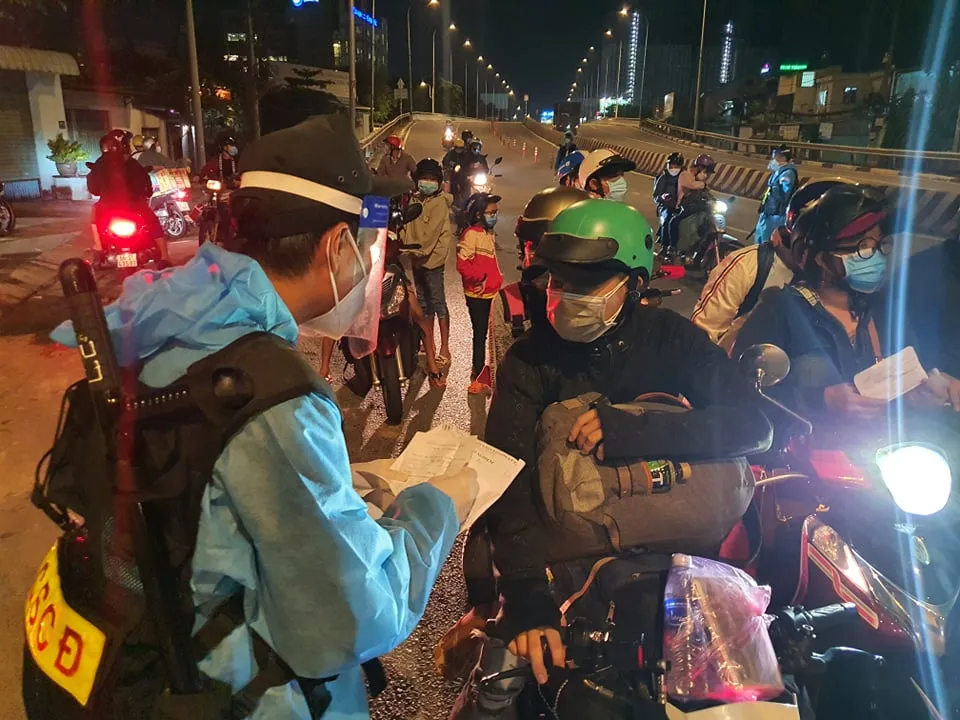 Người dân tiếp tục chạy xe máy xuyên đêm về quê   ảnh 2