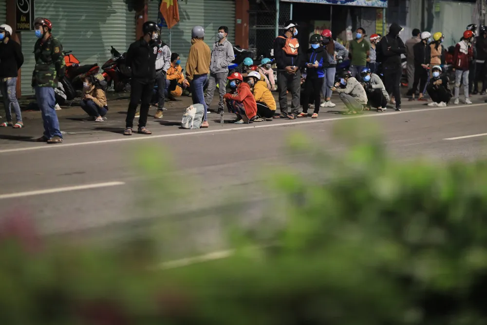 Hàng ngàn người dân miền Tây đi xe máy từ tỉnh Bình Dương qua TPHCM để về quê ảnh 12