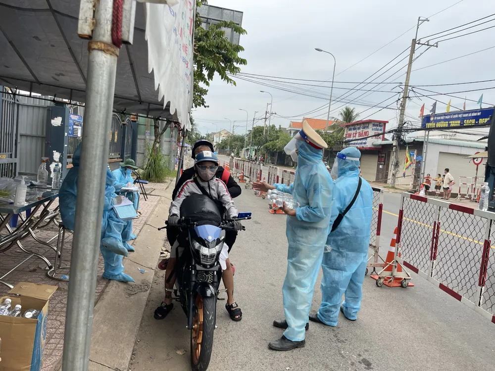 CSGT TPHCM hỗ trợ nước, sữa, khẩu trang... cho người dân trên đường về miền Tây  ảnh 7