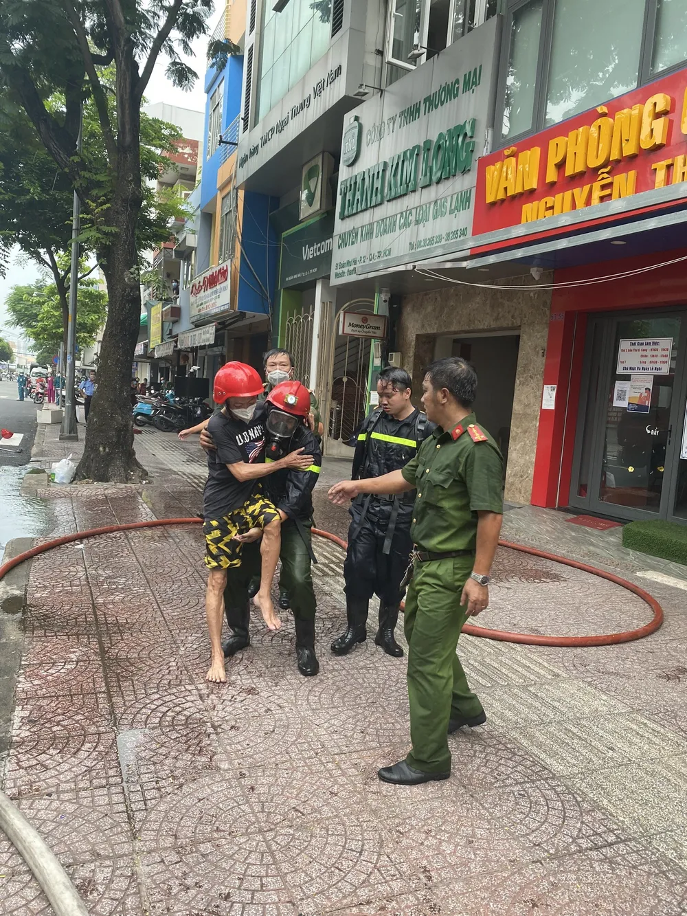 Giải cứu 2 vợ chồng thoát khỏi căn nhà bốc cháy ở quận 4 ảnh 1