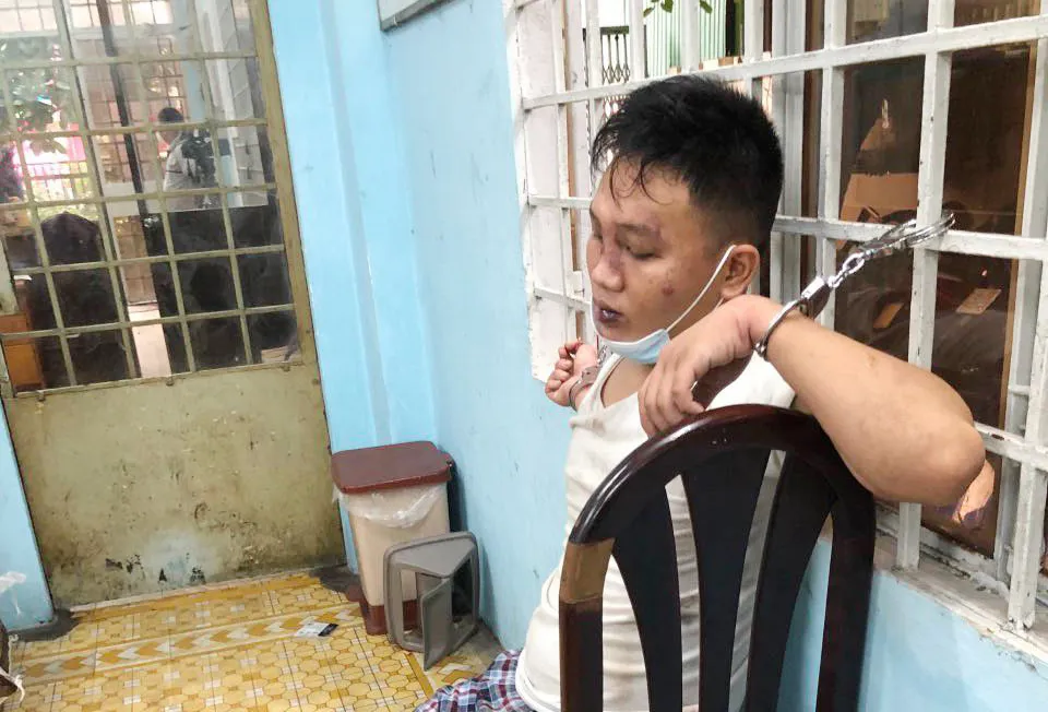 Lãnh đạo Công an TPHCM thăm, động viên cảnh sát khu vực bị đâm trọng thương ảnh 3