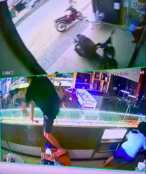 Truy bắt thanh niên cướp tiệm vàng táo tợn giữa ban ngày ở huyện Hóc Môn ảnh 2