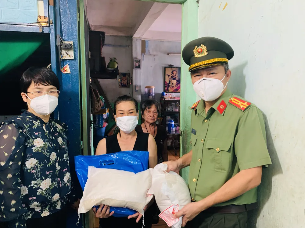 Công an TPHCM tặng gạo, nhu yếu phẩm cho người Hoa khó khăn ở quận 5 ảnh 5