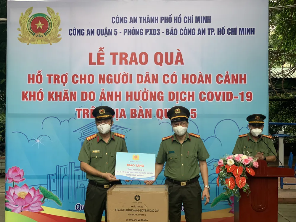 Công an TPHCM tặng gạo, nhu yếu phẩm cho người Hoa khó khăn ở quận 5 ảnh 1