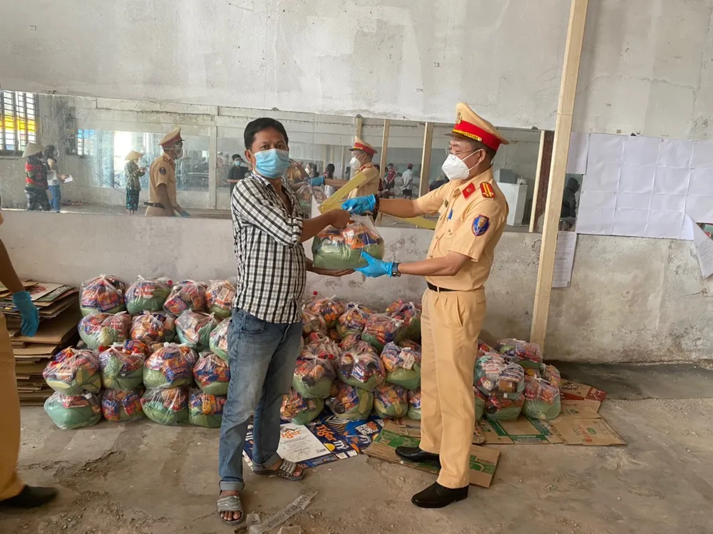 Công an TPHCM tặng gạo, nhu yếu phẩm cho người Hoa khó khăn ở quận 5 ảnh 7