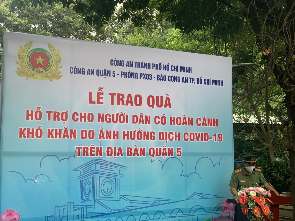 Công an TPHCM tặng gạo, nhu yếu phẩm cho người Hoa khó khăn ở quận 5 ảnh 2