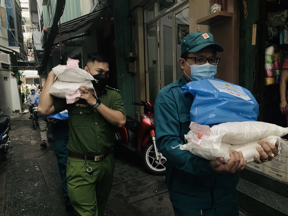 Công an TPHCM tặng gạo, nhu yếu phẩm cho người Hoa khó khăn ở quận 5 ảnh 3