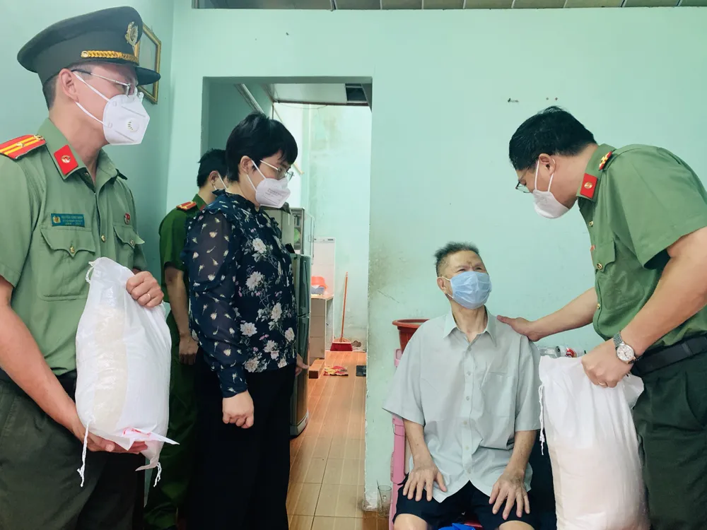 Công an TPHCM tặng gạo, nhu yếu phẩm cho người Hoa khó khăn ở quận 5 ảnh 4