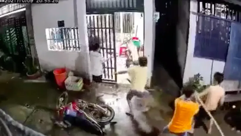 Người đàn ông dùng hung khí xông vào nhà tấn công khiến 2 vợ chồng tử vong ảnh 1