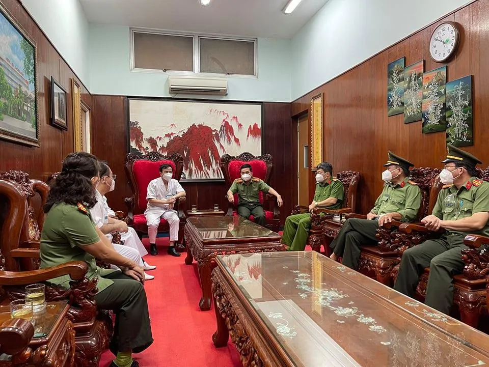 Lãnh đạo Công an TPHCM thăm, động viên cảnh sát khu vực bị đâm trọng thương ảnh 2