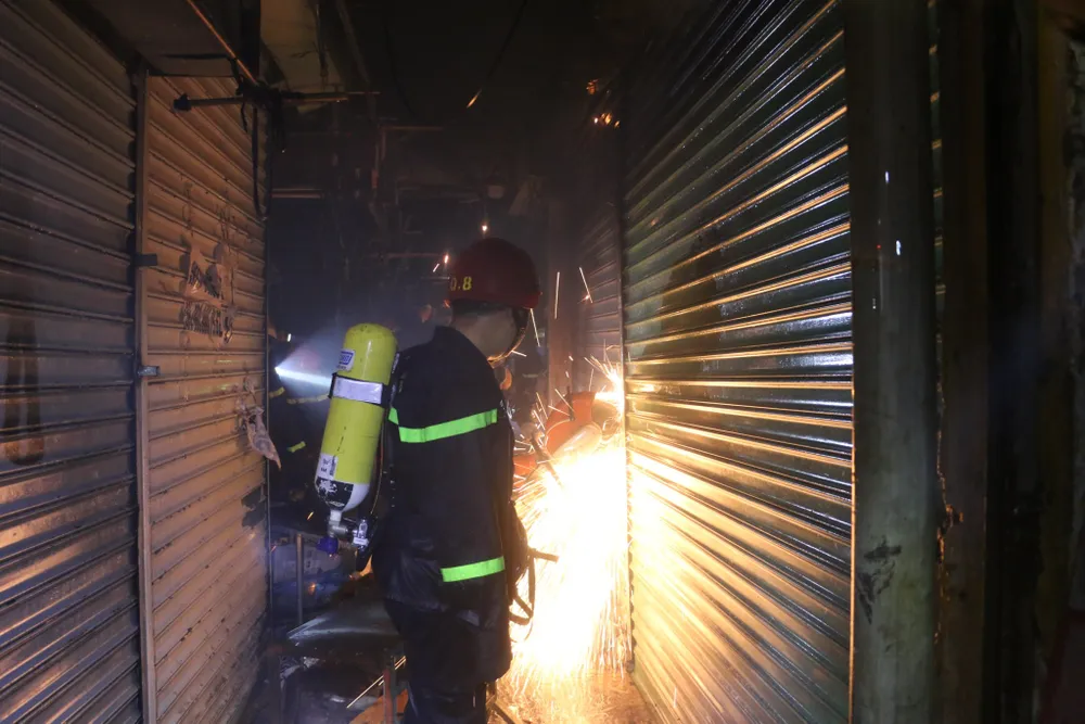 Cảnh sát PCCC TPHCM dầm mưa chữa cháy ở chợ Nhị Thiên Đường ảnh 1