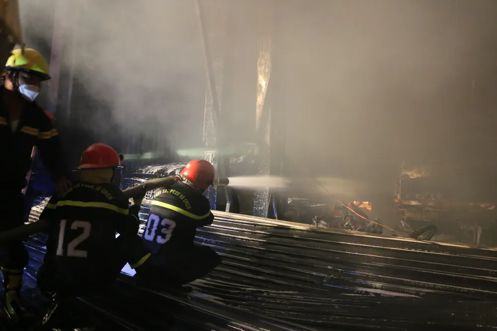 Cháy gara ô tô ở quận 7, nhiều xe bị thiêu rụi ảnh 3