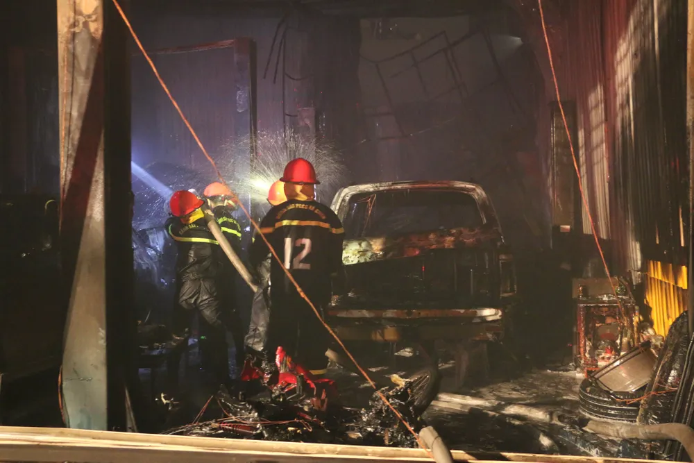 Cháy gara ô tô ở quận 7, nhiều xe bị thiêu rụi ảnh 2