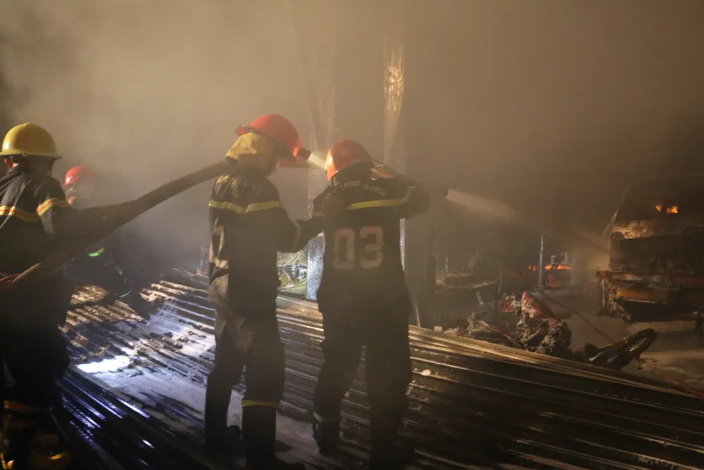 Cháy gara ô tô ở quận 7, nhiều xe bị thiêu rụi ảnh 4