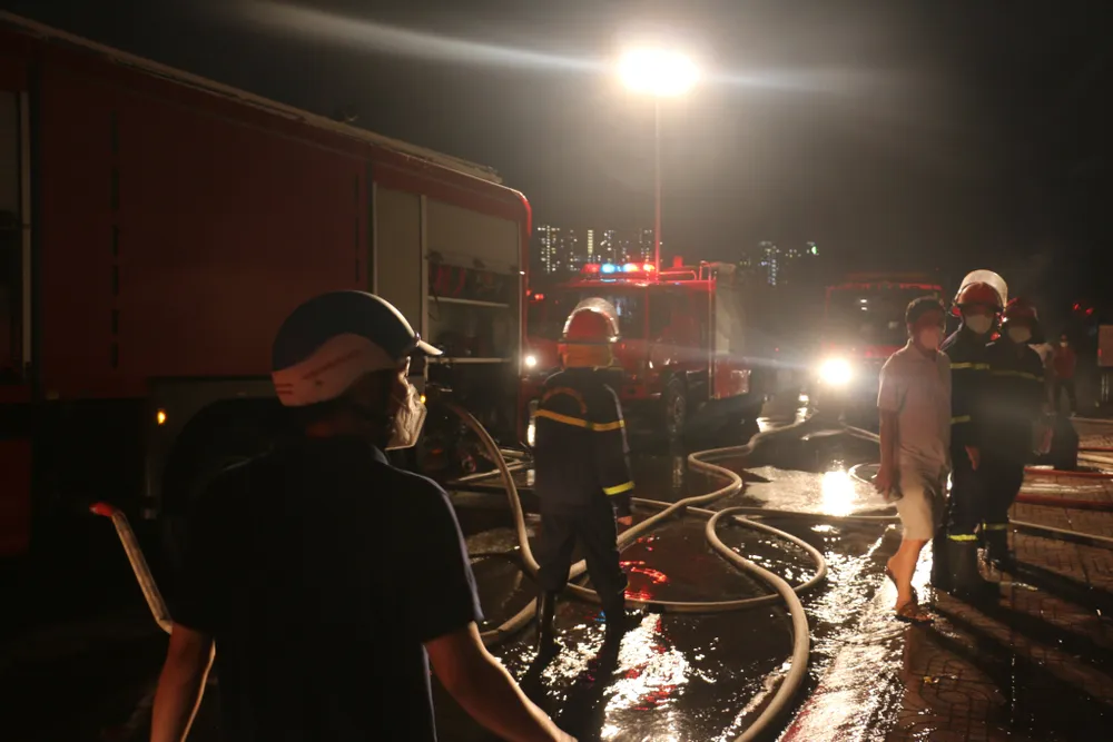 Cháy gara ô tô ở quận 7, nhiều xe bị thiêu rụi ảnh 6