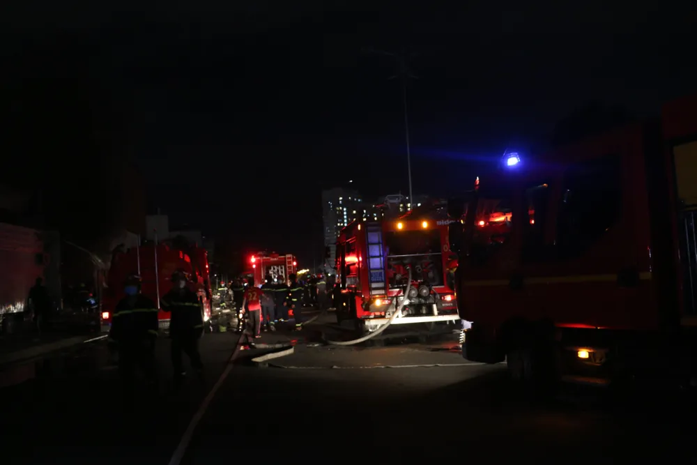 Cháy gara ô tô ở quận 7, nhiều xe bị thiêu rụi ảnh 5