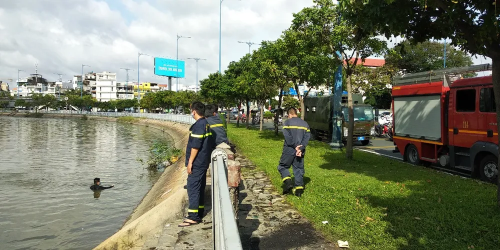 Tìm thấy thi thể người đàn ông nhảy xuống kênh Tàu Hủ ảnh 1