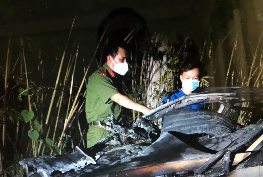 TPHCM: Ghen tuông, chồng mua xăng đốt xe ô tô của “tình địch”  ảnh 1