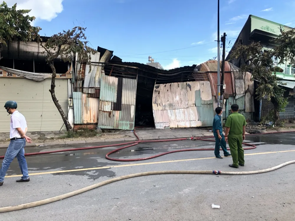  Cháy nhà xưởng ở quận 12, khói đen bốc cao hàng chục mét ảnh 2