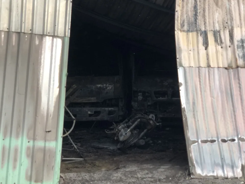  Cháy nhà xưởng ở quận 12, khói đen bốc cao hàng chục mét ảnh 3