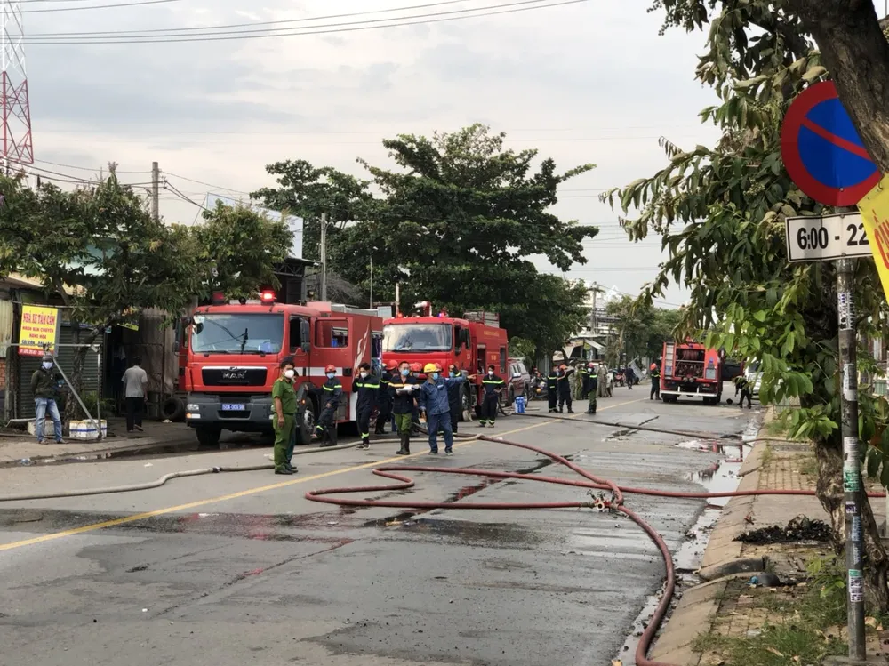  Cháy nhà xưởng ở quận 12, khói đen bốc cao hàng chục mét ảnh 1