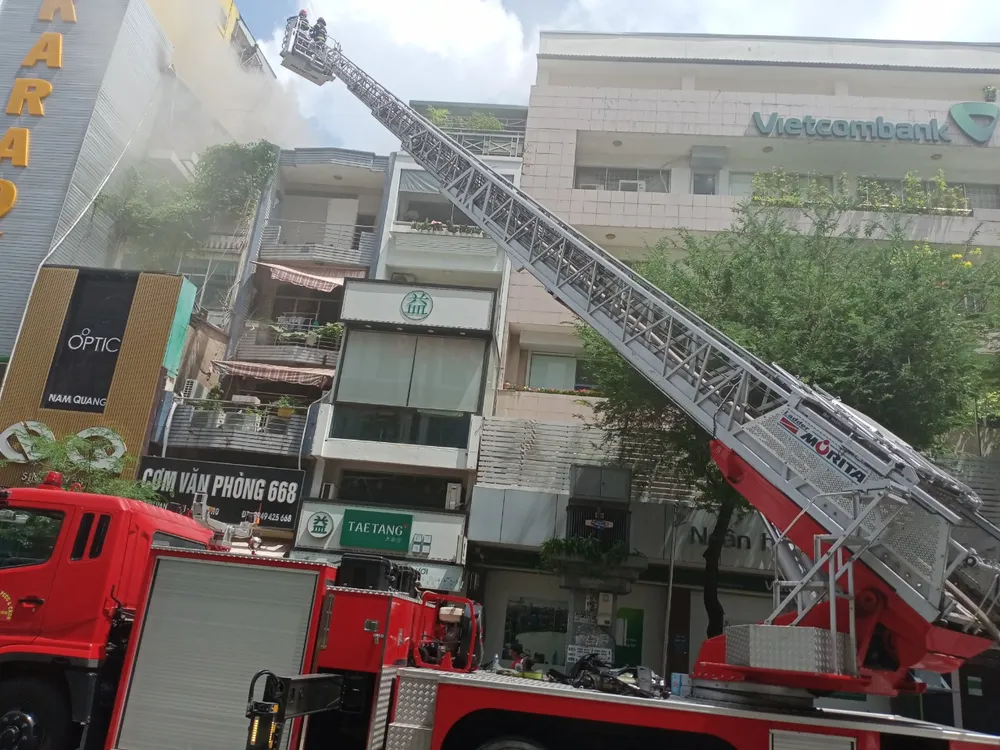 Cháy quán karaoke ở quận 10, nhiều người hoảng sợ ảnh 1