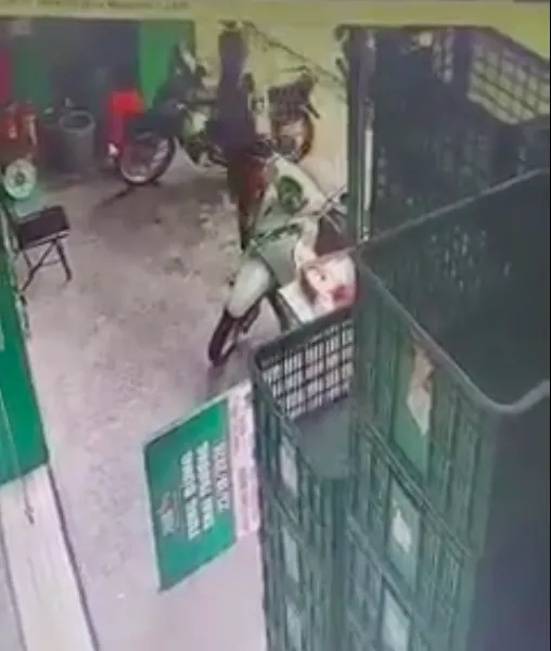 Dàn cảnh nhờ bảo vệ mua nước để lấy trộm xe SH ở cửa hàng tiện lợi ảnh 1