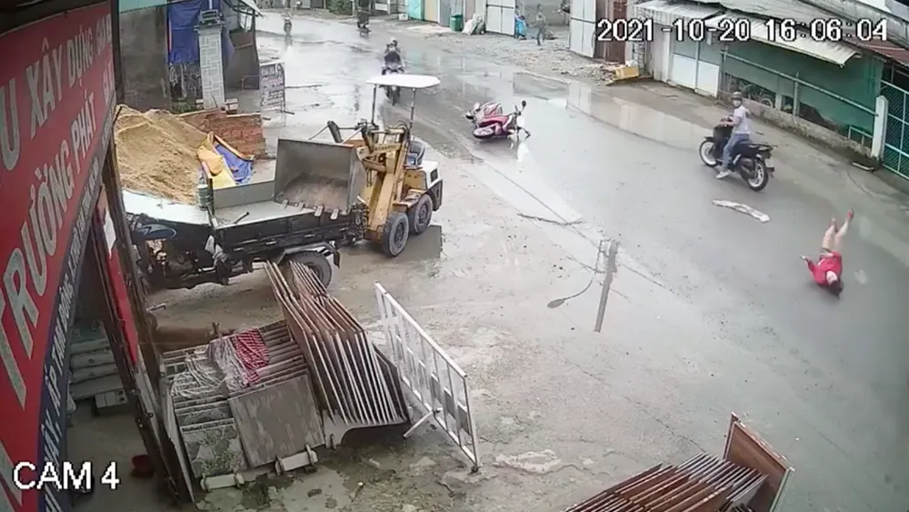 Người phụ nữ bị kẻ cướp kéo lê trên đường ảnh 2