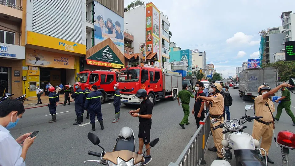 “Giải cứu” nhiều người trong căn nhà đang cháy trên đường Cộng Hòa, quận Tân Bình ảnh 1